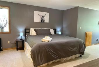 Urban Farmhouse- KING bed! has Balcony rooms