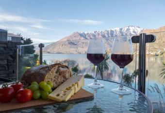 Alpine Lakeside Studio has Balcony rooms