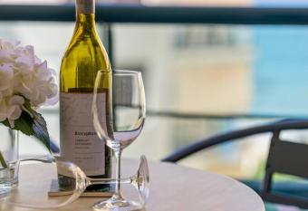 Mooloolaba 8th Floor Unit , Landmark Resort allows 18 year olds to book a room