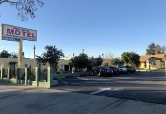 Deluxe Inn has Smoking rooms