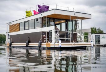 Hausb  t na Vltav   allows 18 year olds to book a room