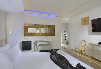 Hotel Metropolitan allows 18 year olds to book a room