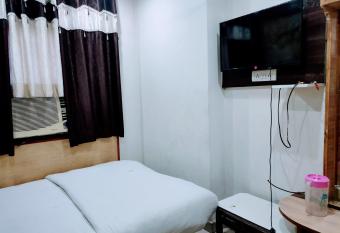 Hotel Omex by WB Inn has rooms with a private hot tub