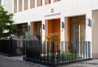 Studiohouse Frankfurt has Balcony rooms