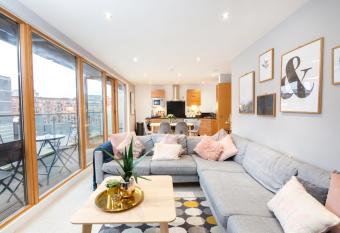 Cartier House at the Leeds Dock has Balcony rooms