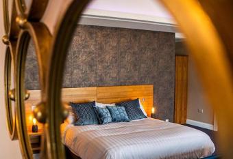 Bay Guest Lodge has Balcony rooms