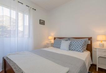 Casa Santa Sofia allows 18 year olds to book a room