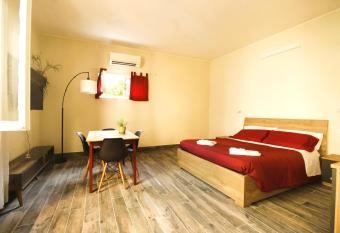 Elegante Suite con giardino in centro storico allows 18 year olds to book a room