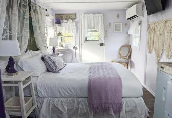 Olympic Railway Inn has rooms with a private hot tub