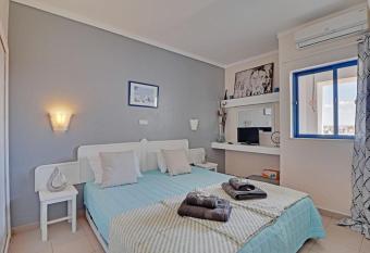 PRAIA DA ROCHA COZY by SEMEDO allows 18 year olds to book a room