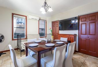 1 Bus Stop To NYC-Hot Tub-EWR Airport-Free Parking allows 18 year olds to book a room