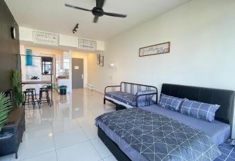 Beacon Executive Suite - City View - By IZ has Balcony rooms