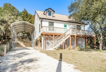 Hummingbird Treehouse has Balcony rooms