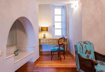 Villa Selena has rooms with a private hot tub