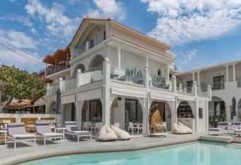 NIKON BOUTIQUE HOTEL allows 18 year olds to book a room