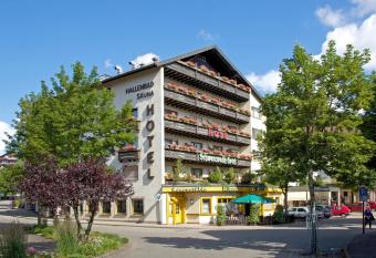 Hotel Rose has Balcony rooms