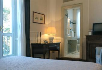 Hotel Flora has rooms with a private hot tub