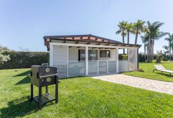 Green House in Villa con Piscina allows 18 year olds to book a room