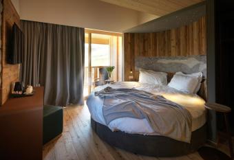 RESORT VALFORMICA has rooms with a private hot tub