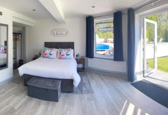 Stunning contemporary 1 bedroom En-suite Annexe has Balcony rooms