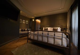 Hotel Verdigris allows 18 year olds to book a room