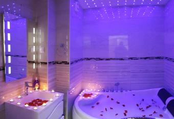 Front Beach Exclusive Apartments has Balcony rooms