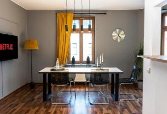 Design Studio - WIFI und NETFLIX allows 18 year olds to book a room