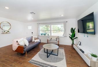 New Cozy House 5 Min Three Sisters Springs has Balcony rooms