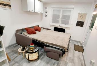 Quiet and cosy studio near Cattenom, Luxembourg and Metz has Balcony rooms