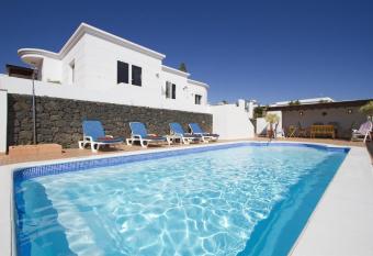 Casa Mcelroy has Balcony rooms