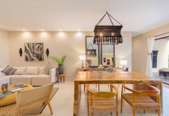 Deluxe new condo l Jacuzzi l 2 BR l BBQ l Roff has rooms with a private hot tub