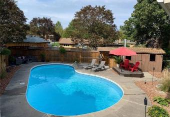 Cheerful 5-bedroom bungalow with pool allows 18 year olds to book a room