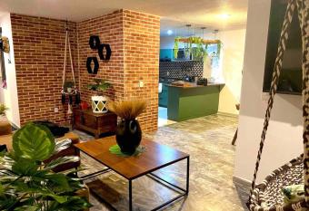 Planta Baja Enorme, Jard  n, Parking, Hasta 11 Pax allows 18 year olds to book a room