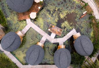 Turtle Bay Eco Luxe Hua Hin has rooms with a private hot tub