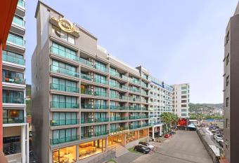 Grace Patong Hotel allows 18 year olds to book a room