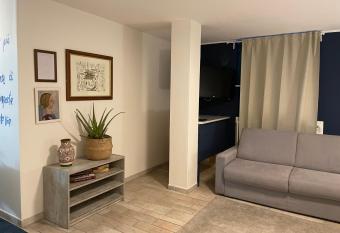 Splendida taverna dotata di tutti i comfort a 500 mt dal mare has rooms with a private hot tub