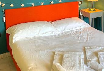 Spaziosa camera con letto alla francese e balcone a 500 mt dal mare has Balcony rooms