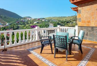 Mirador Los Hoyos has Balcony rooms