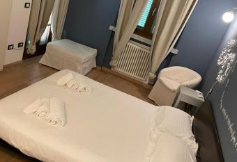 Elegante camera matrimoniale con balcone a 500 mt dal mare has Balcony rooms