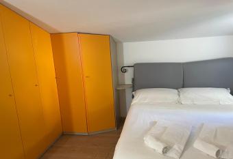 Confortevole camera matrimoniale con terrazza condivisa a 500 mt dal mare has Balcony rooms