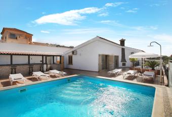 Villa Oleandra has Balcony rooms