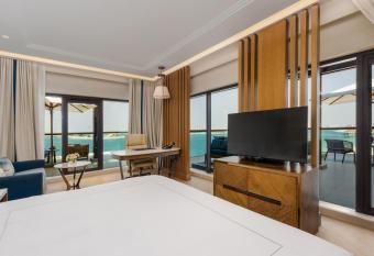 Taj Exotica Resort & Spa, The Palm, Dubai has rooms with a private hot tub