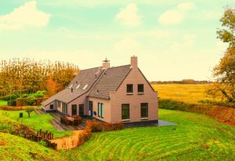 Rustieke villa in de natuur voor max. 10 personen has rooms with a private hot tub