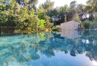 L Autre Perle, baln  o en suppl  ment, le Clos des Perles allows 18 year olds to book a room