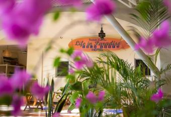 Zulu Surf Hotel Tamarindo allows 18 year olds to book a room