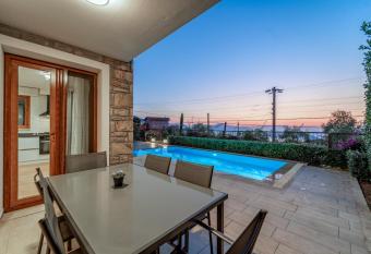 Massi S      t 2 has Balcony rooms