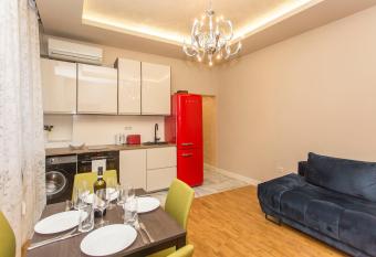 Elegant 2bdr Apartment with a Balcony allows 18 year olds to book a room