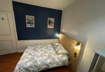 L   hiver de M  lusine allows 18 year olds to book a room