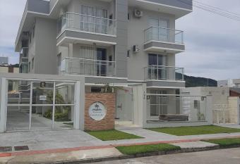 APARTAMENTO ENCANTADOR,    400 METROS DA PRAIA DE PALMAS, has Balcony rooms