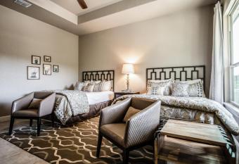 Century Oak House has Balcony rooms